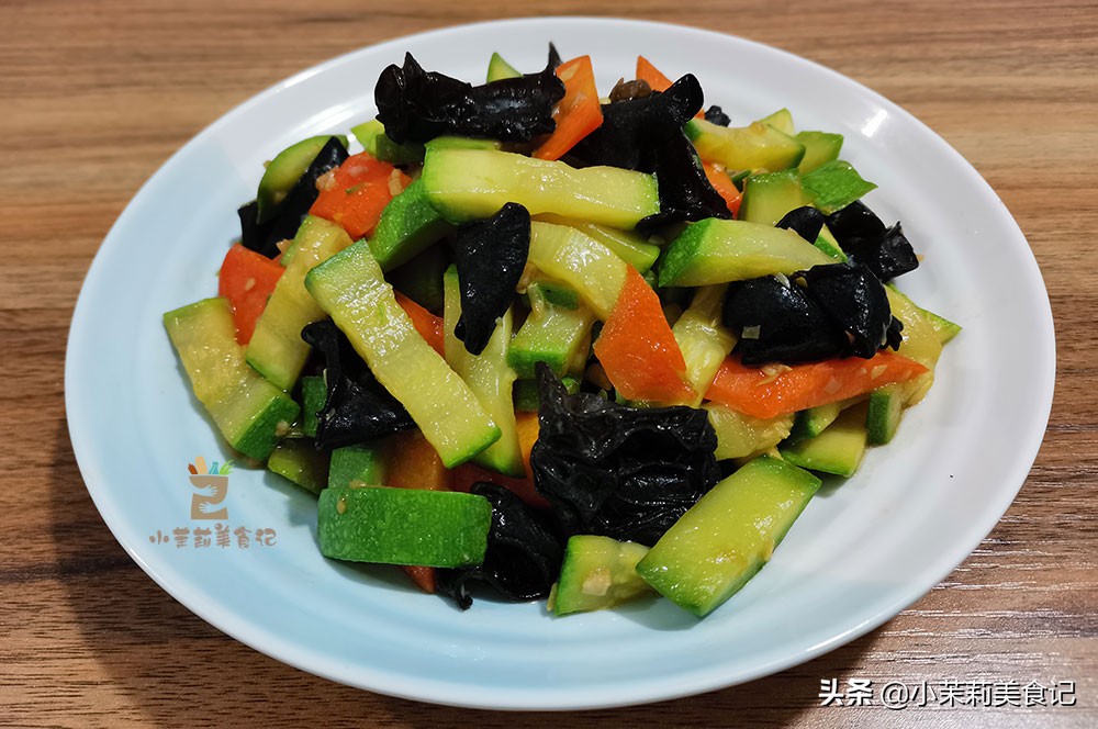 女人皮肤干燥需要补水吗,秋冬皮肤干燥可以每天敷面膜吗