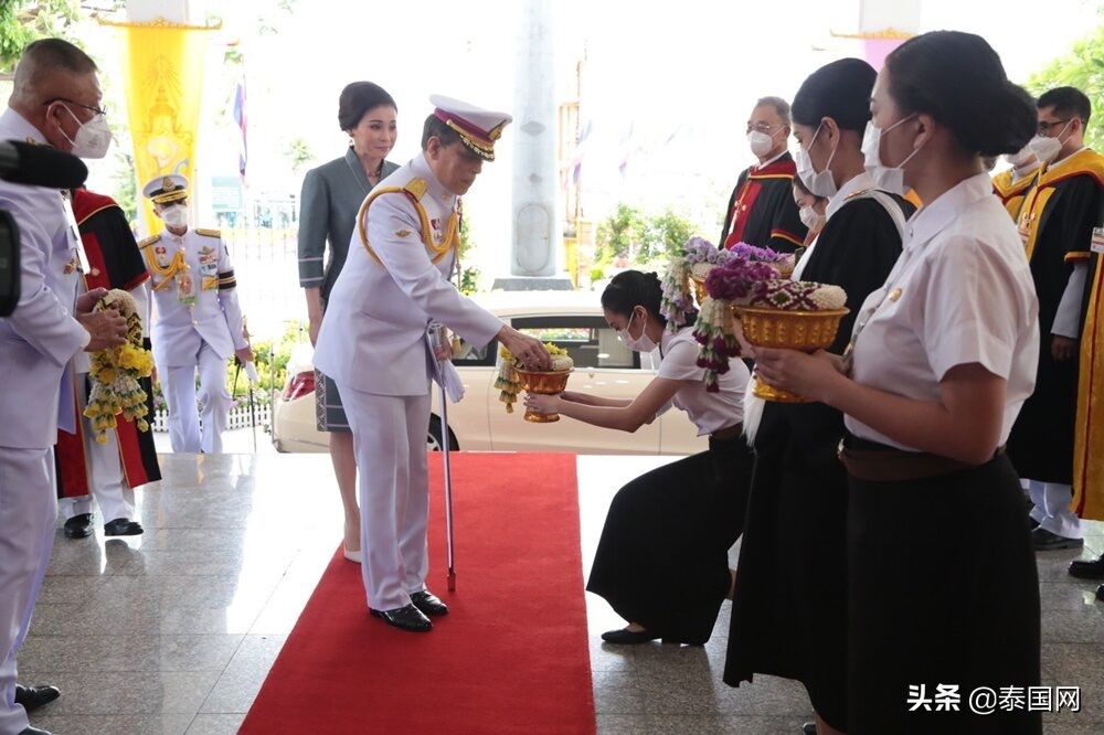 泰国国王毕业仪式,泰国国王携王后驾临佛寺敬献僧衣