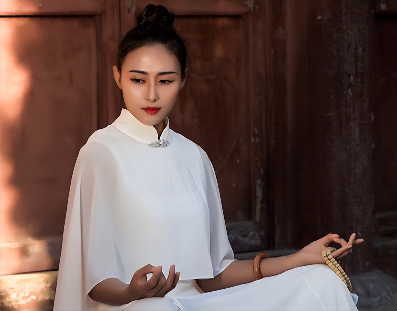 放假出行有感，写七律3首。入目无名花滟滟，向人蝴蝶粉盈盈