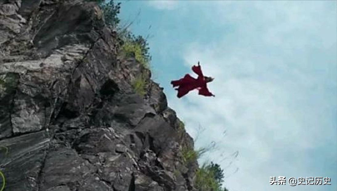 儿媳妇被误会跟公公睡觉，跳下山崖自杀，打开棺材人们恍然大悟