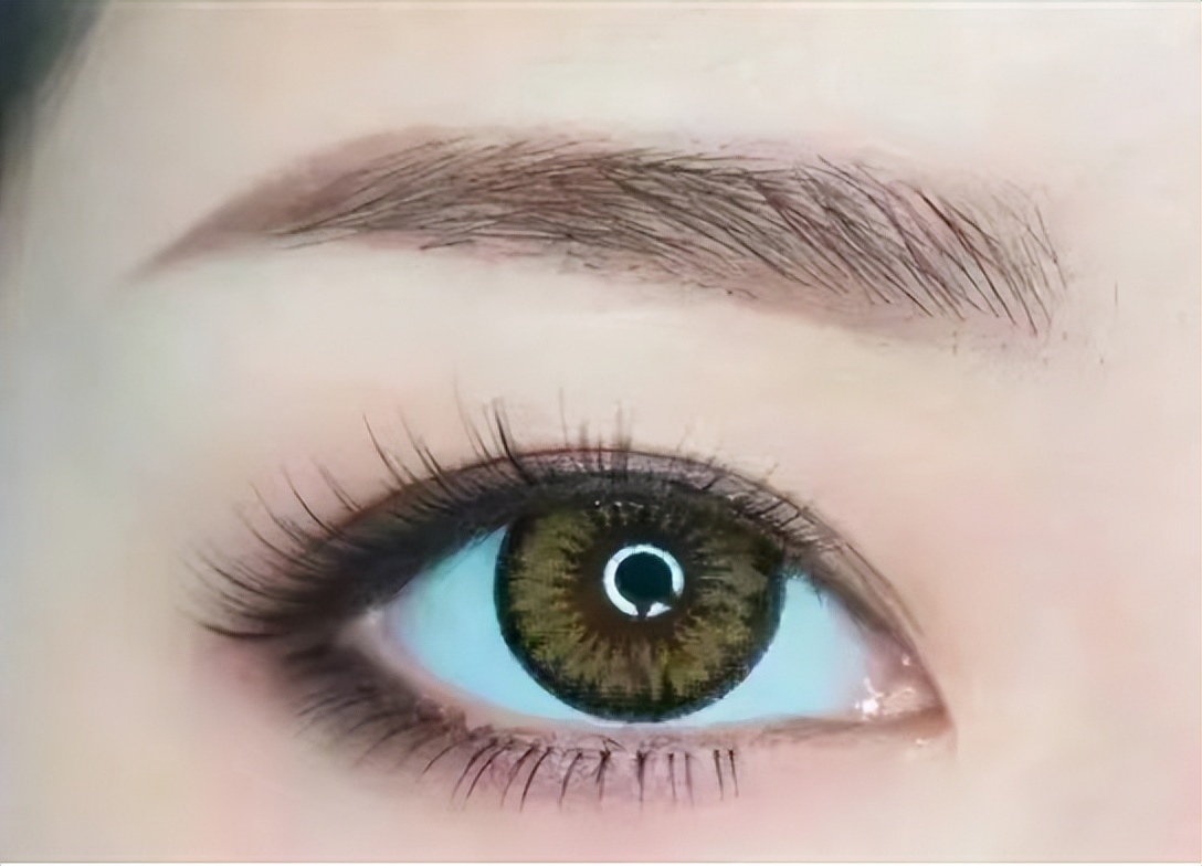 为什么头发浓密眉毛却很稀少,为什么头发是直的身上都是卷毛