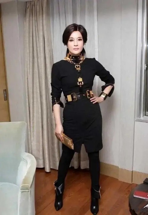 刘晓庆白衫牛仔短裤,刘晓庆穿黑色吊带衫