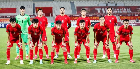 踢足球和打篮球哪个让孩子更聪明,让孩子打篮球有出路吗