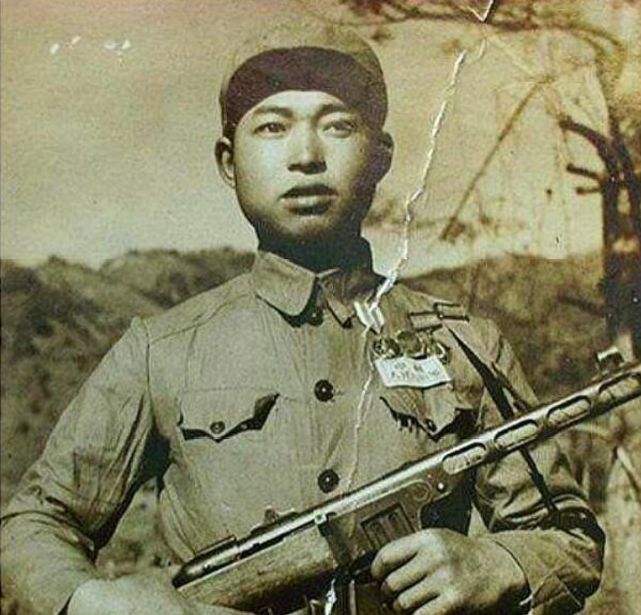 老兵看望去世战友一句话瞬间泪奔,断腿老兵看望战友