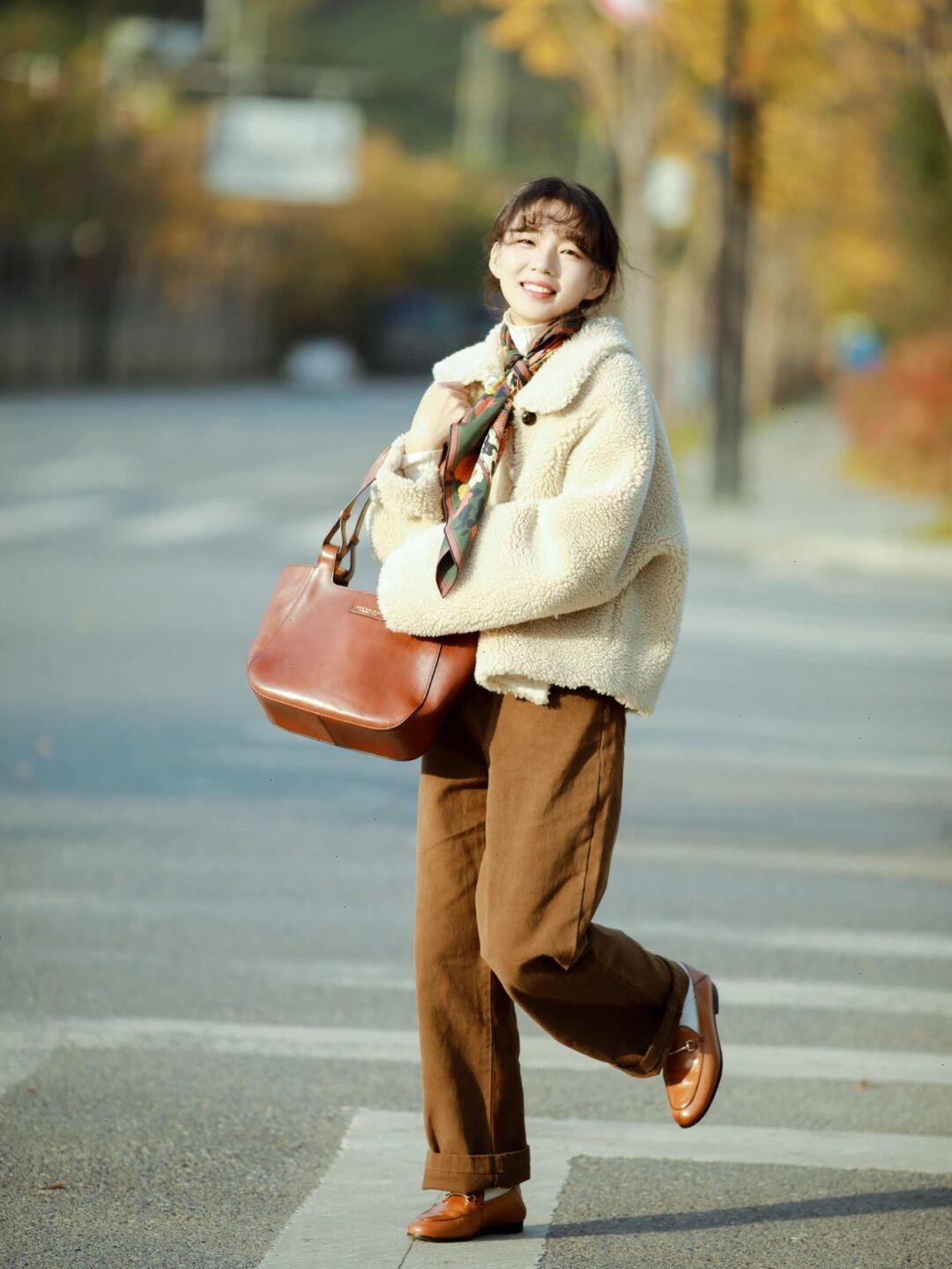 毛毛外套还流行吗,很流行的羊羔毛外套搭配