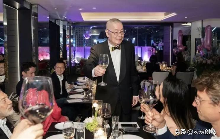 摸一下奢侈品就被要求买下，究竟是无知还是傲慢？