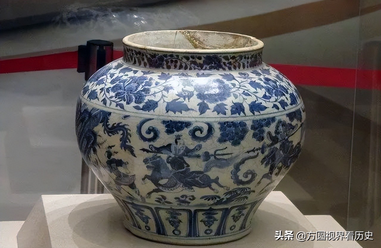 工地挖出骨灰罐，众人敬而远之，员工拿回家养花，十年后成为国宝