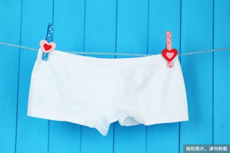 裤内有淡黄分泌物无异味,裤底有褐色分泌物