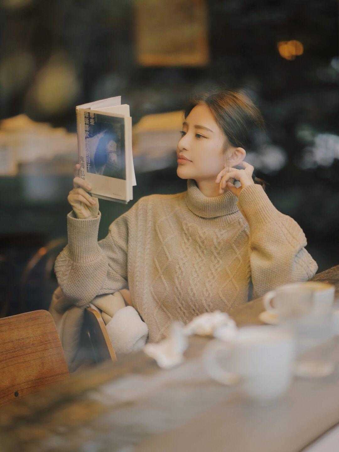 冬天搭配大衣的中长款毛衣,最高级的搭配大衣毛衣你会搭吗