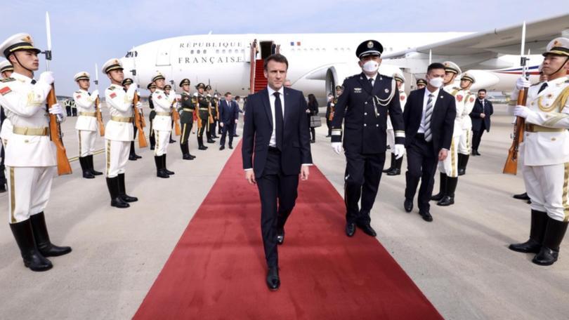 马克龙专机抵达,马克龙同程专机