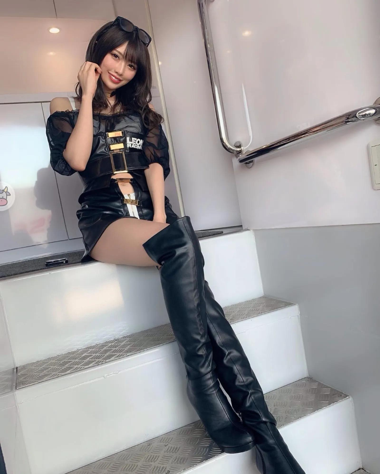 车模小姐姐一言难尽,日本车模气质迷人漂亮又大方