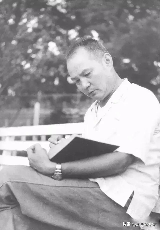 中外历史老照片，希特勒向他鞠躬，乔布斯对IBM竖中指