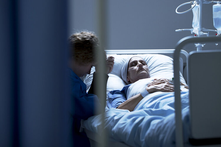 睡前饿肚子和宵夜哪个危害大,睡前吃宵夜和饿肚子哪个伤害大