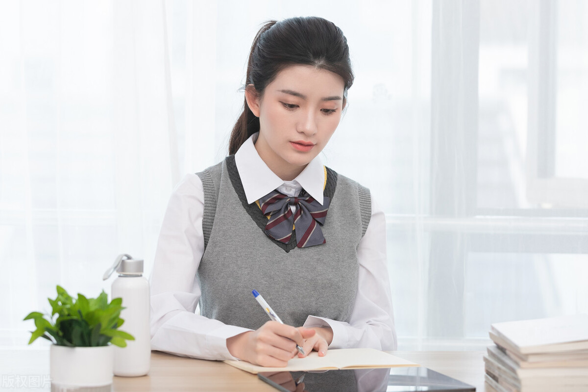 女孩子文科就业前景好的十大专业,文科女生大专前景最好的十大专业