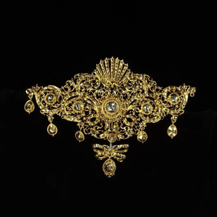 贵族帽女士,贵族皇冠怎样戴