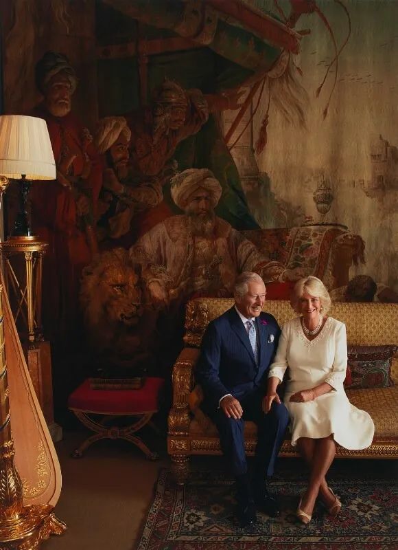 卡米拉气质逆袭不输戴安娜,卡米拉微笑回应凯特