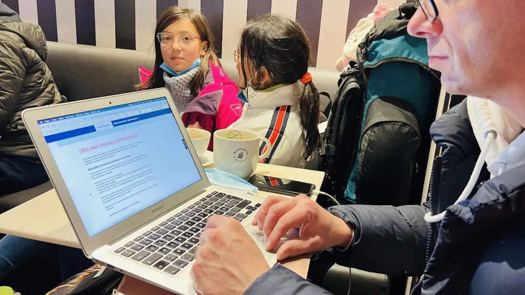 去芬兰看极光，见圣诞老人，路上却丢失行李，差点被锁地牢