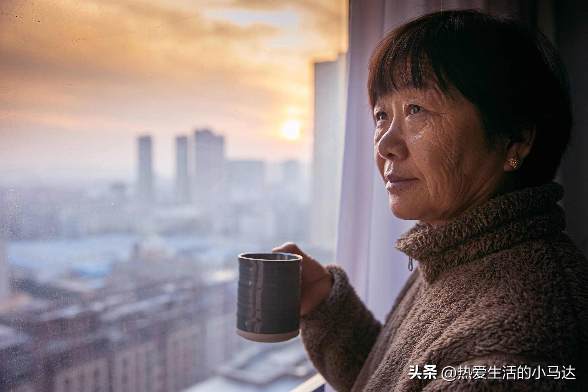 我退休躺平5年了，感觉很自在，可去了一趟堂姐家，我却后悔了