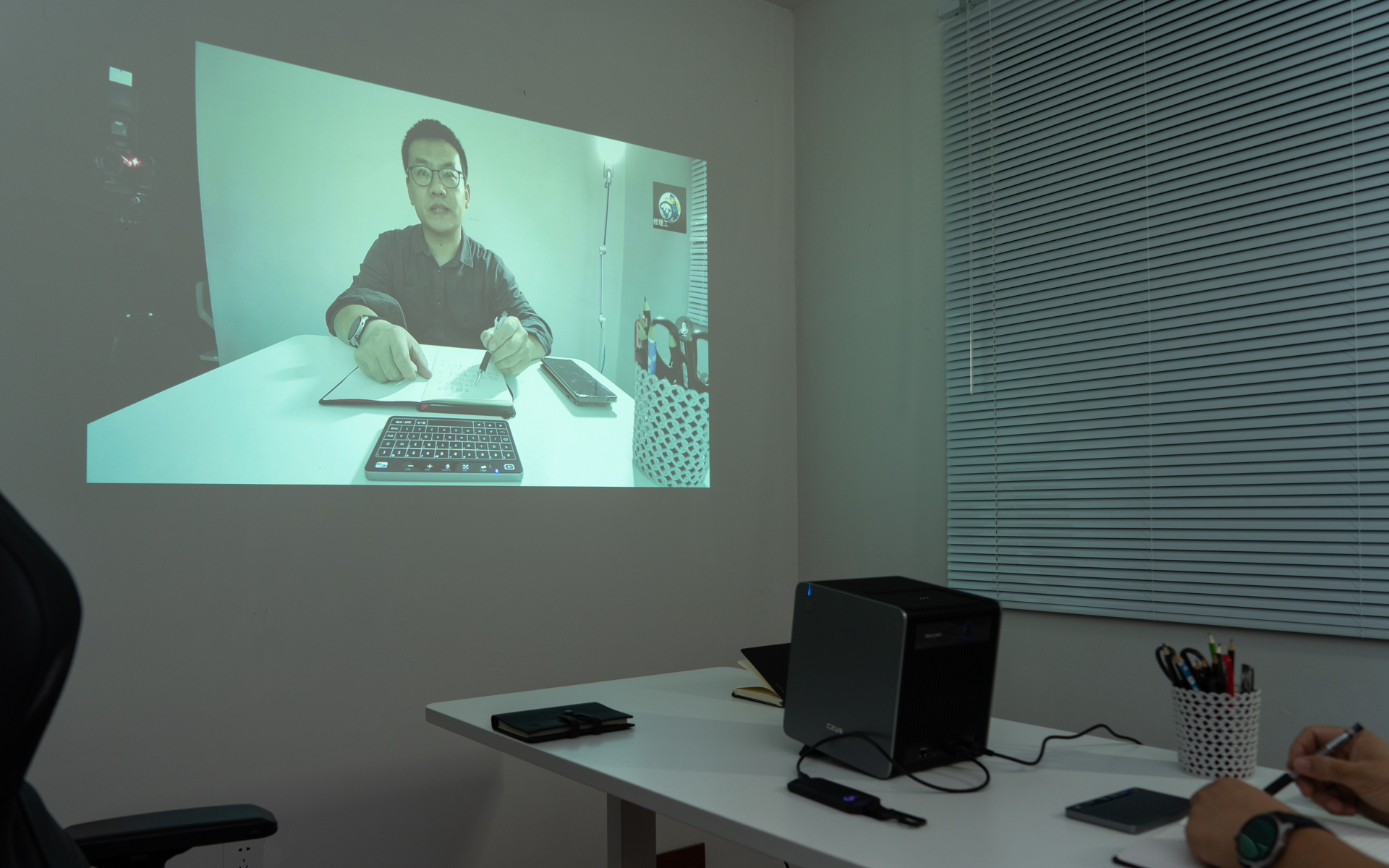 会议投影仪设备开机,会议智能投影机测评