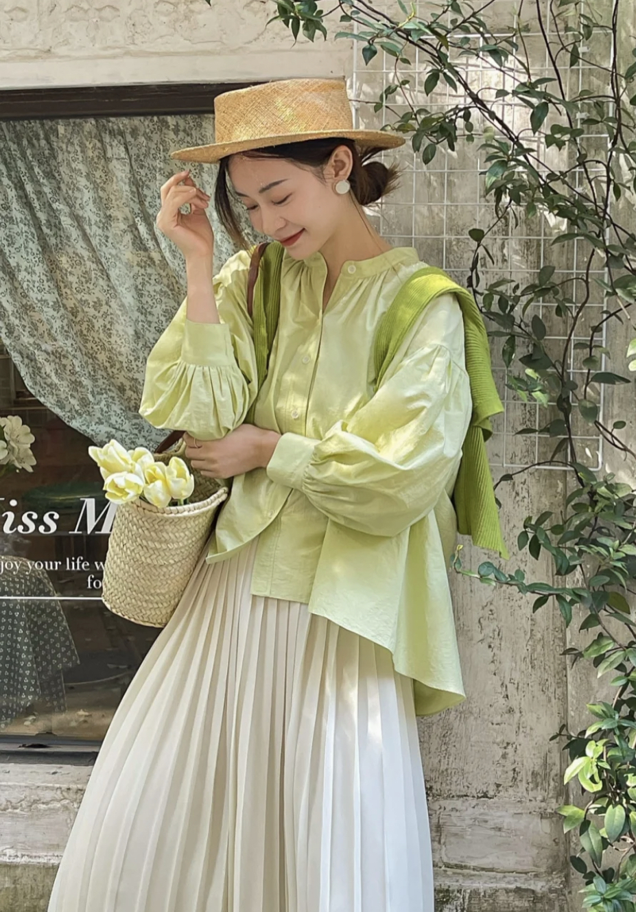 怕亮色服装翻车？记住“以色毒色”法则，轻松变街头“俏女郎”