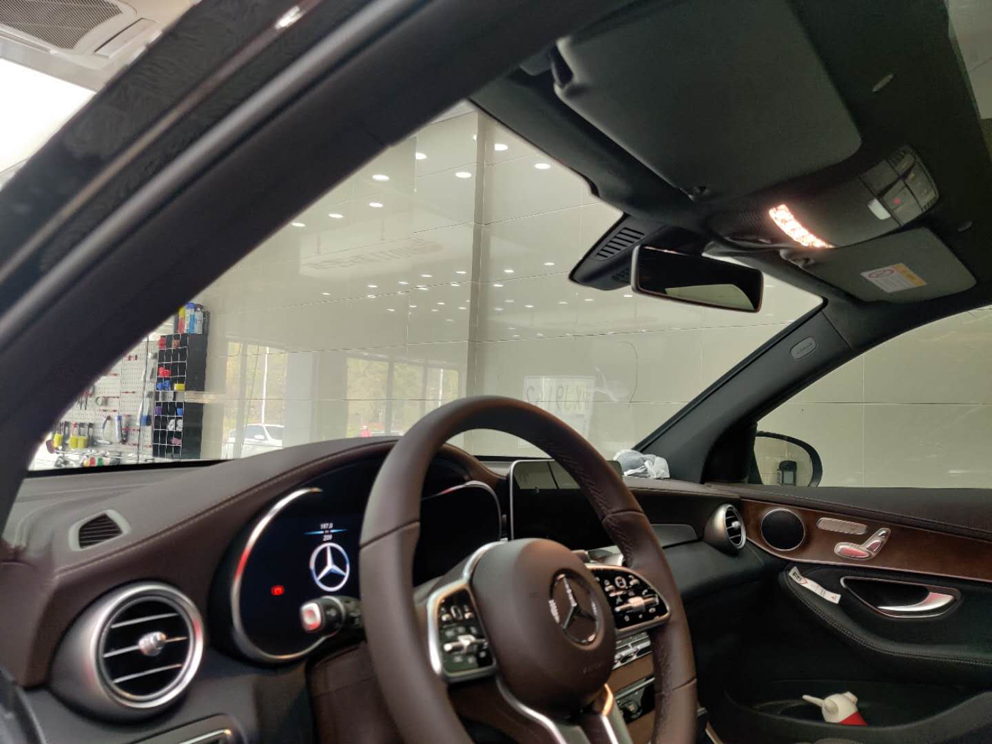 汽车贴了玻璃膜审车能过吗,汽车贴的膜年检会撕掉吗