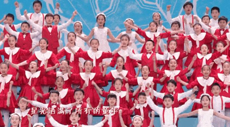 张小斐唱仰望星空致敬女足,元宵节春晚张小斐唱歌