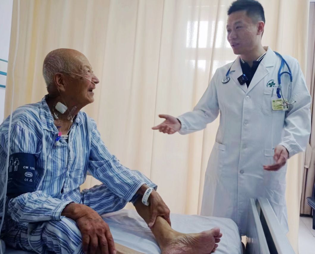 全胸腔镜下，与右侧开胸小切口房间隔缺损修补术的临床结果分析