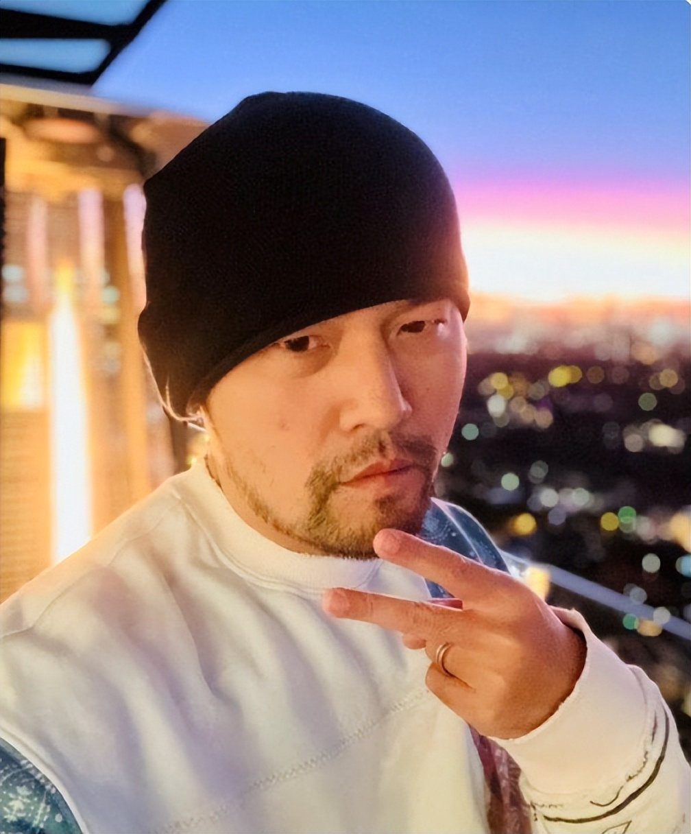 周杰伦被歌迷黑上热搜,天王被人嘲笑