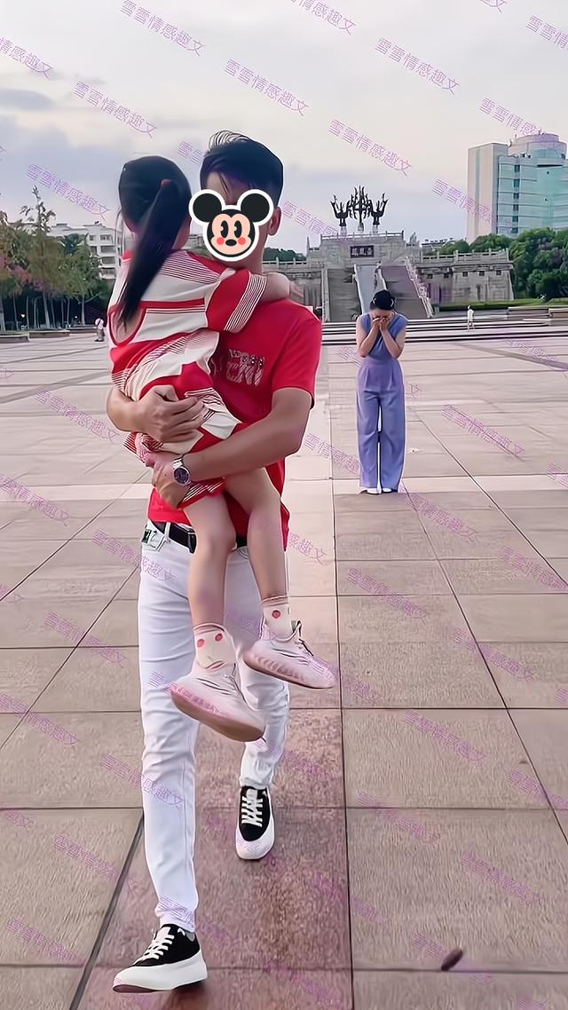 一女子拿生活费给孩子，前夫把钱扔在地上：钱买不回她失去的母爱