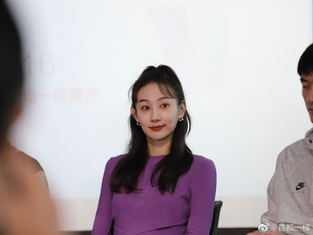 贾玲沈腾本色出演张小斐,贾玲张小斐2020微博之夜红毯视频