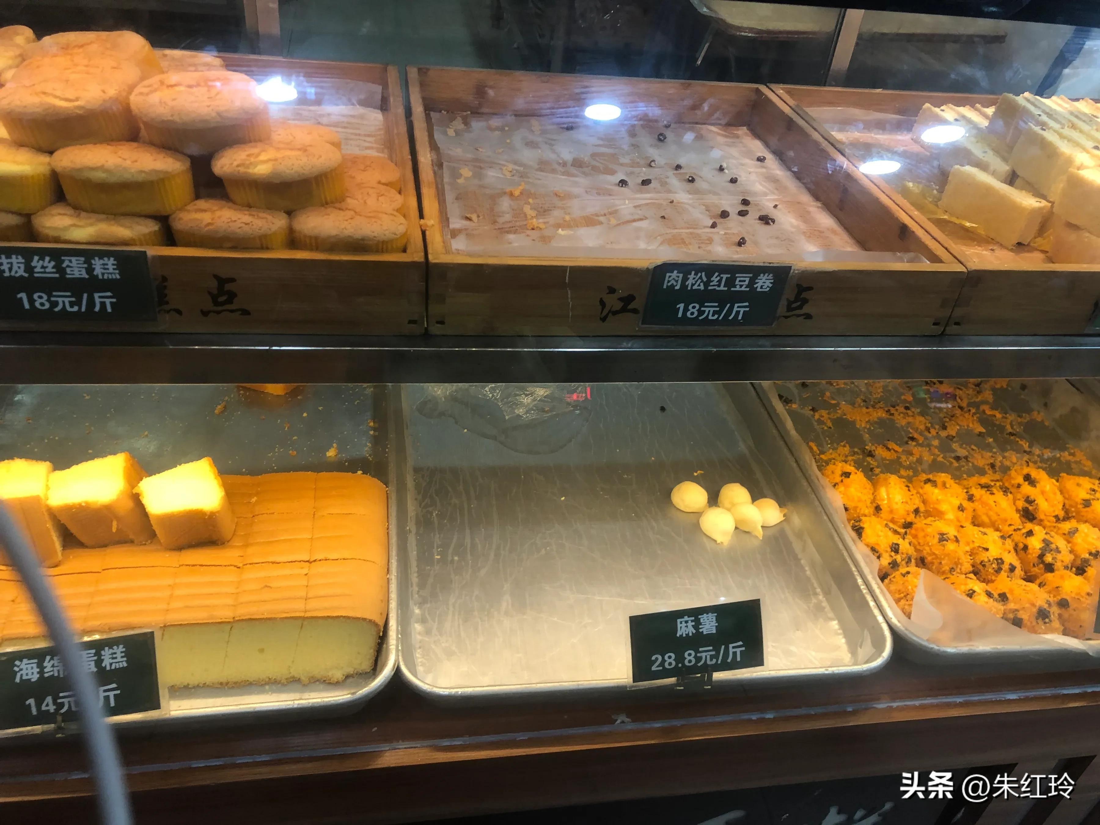 江陵“江南”传统糕点店生意兴隆，我们全家也成了回头客