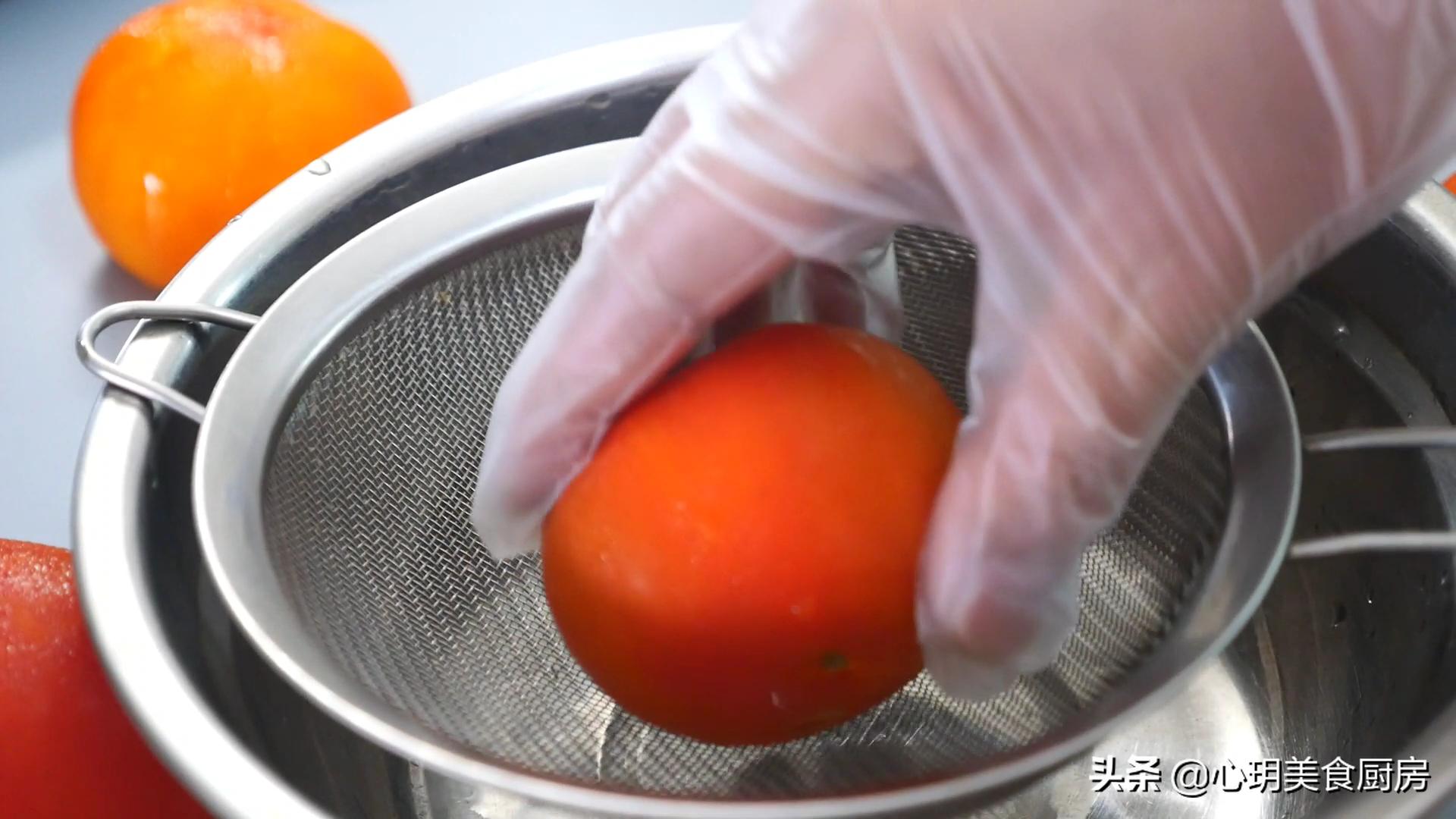 把番茄酱调成番茄沙司方法,把番茄放入冰箱边