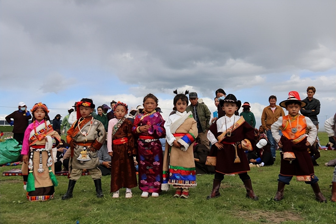 幼儿园表演大三班童心向党,玛曲县幼儿园毕业典礼
