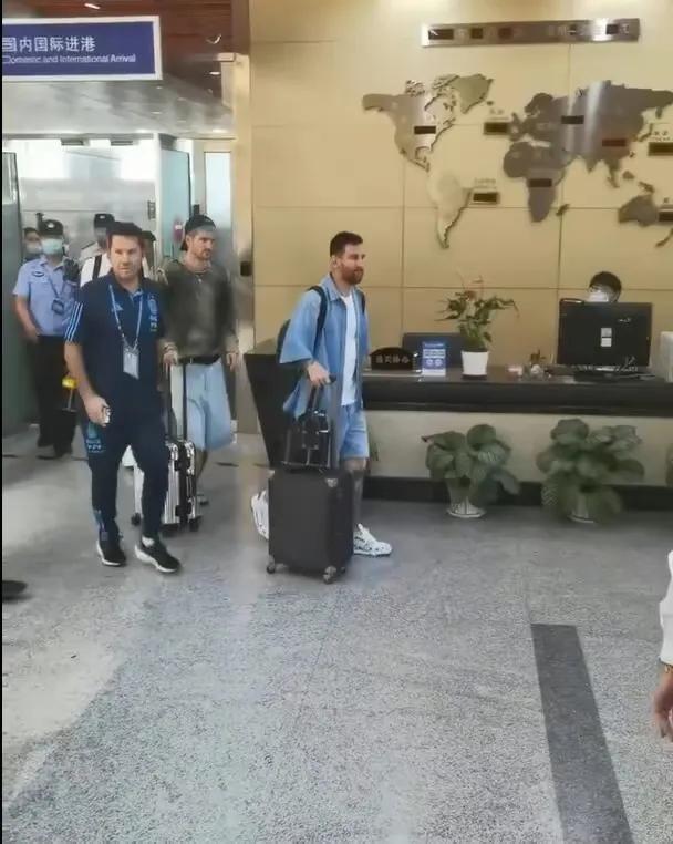 球王梅西任意球绝杀再渡封神,梅西抵京视频