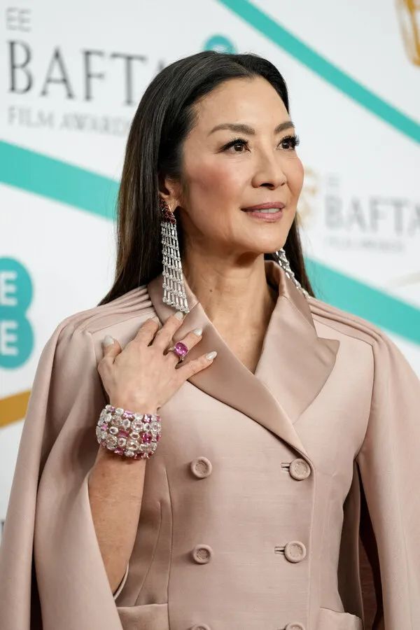 杨紫琼巴黎赏秀与未婚夫出席活动,杨紫琼霸气金球奖