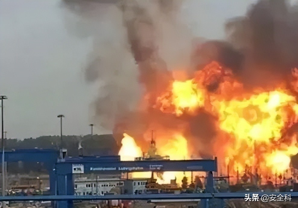 乙炔瓶与氧气瓶的安全距离,乙炔和氧气瓶安全距离是多少