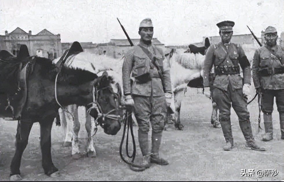 为什么抗日时期国军服装分了颜色,为什么汉奸军服是军阀服装