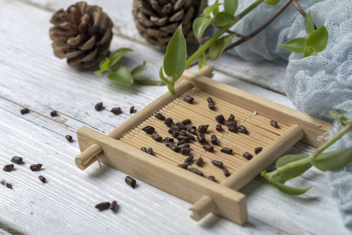 姨妈的血偏黑是怎么回事,月经暗红偏黑有血块中医辩证