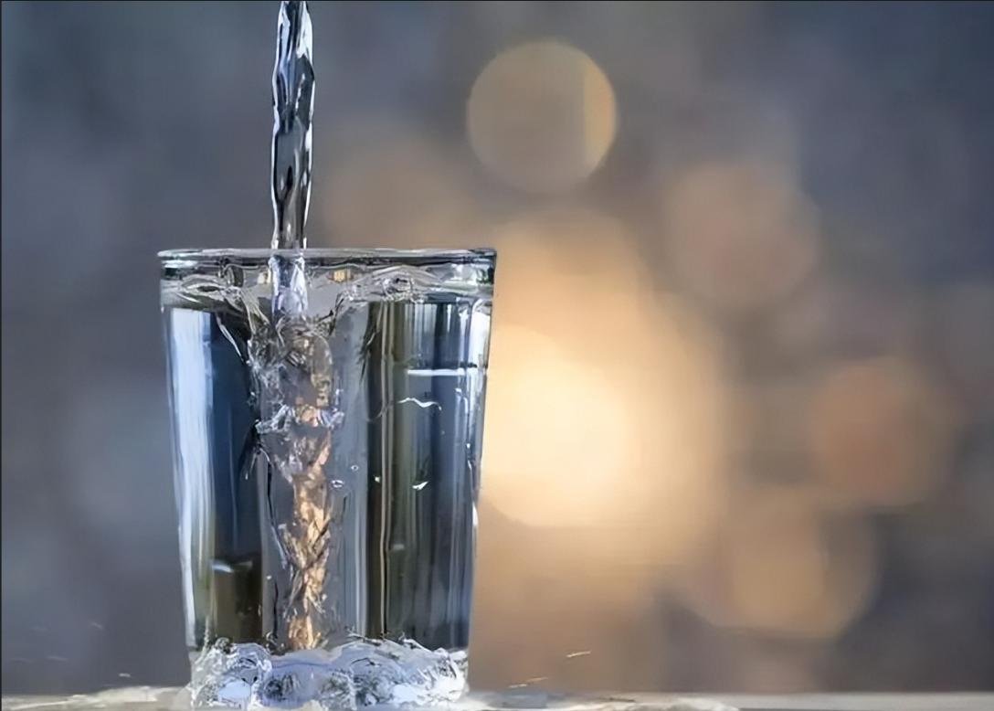 尿尿在马桶会触发马拉高尼效应吗,往开水里尿尿会发生什么