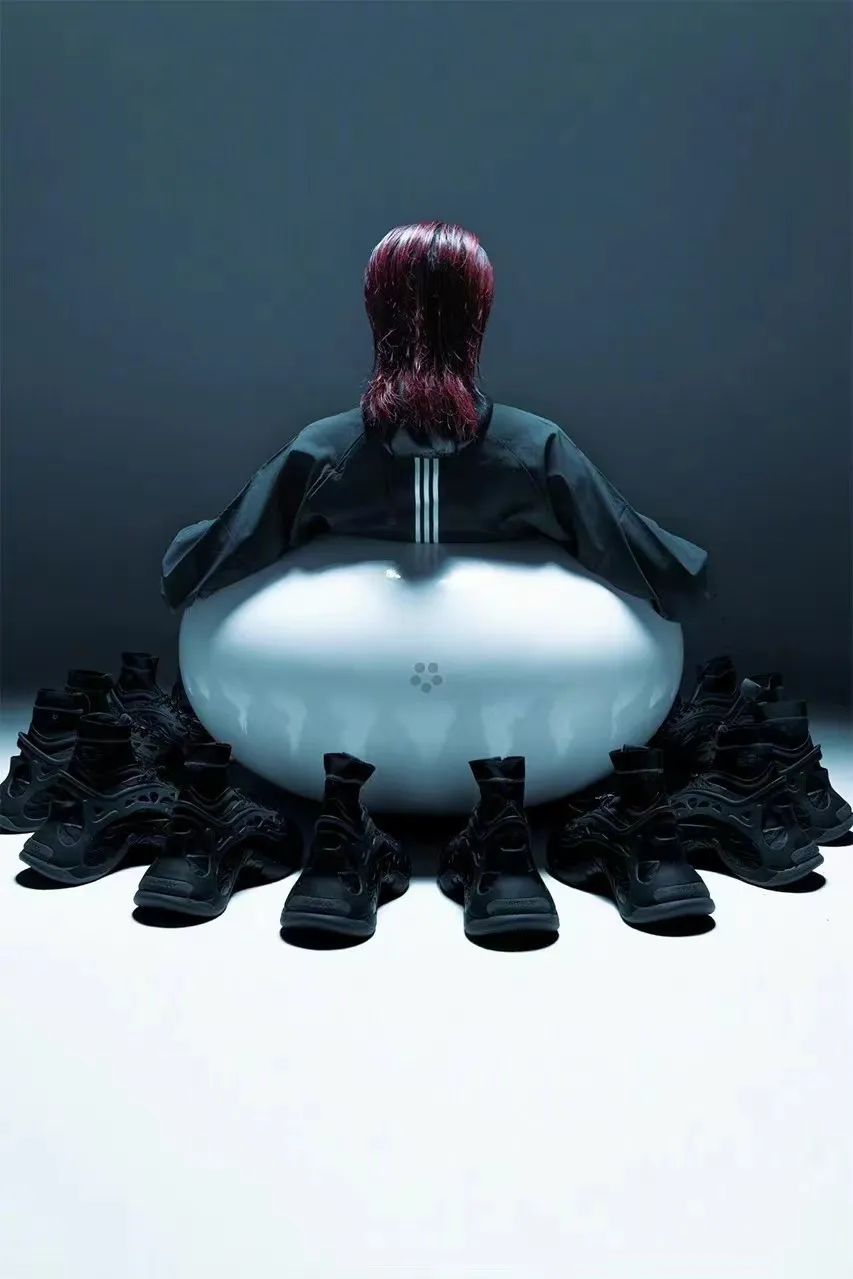 阿迪黑白水母鞋,阿迪达斯夜光水母