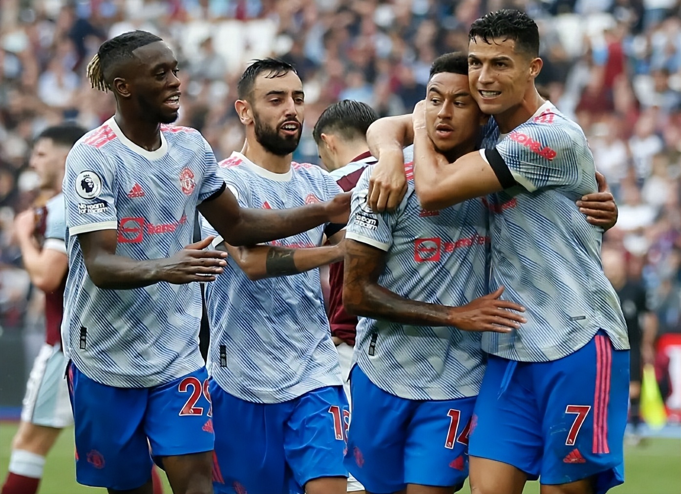 同时赢得欧冠和欧洲杯,同时获得欧冠和欧联冠军