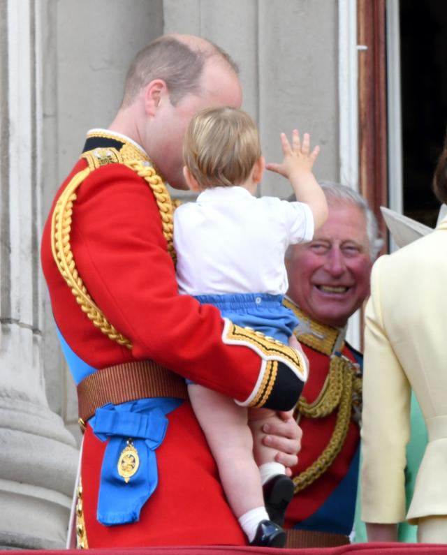 隔辈亲萌娃把面给爷爷,隔辈亲宝宝调皮