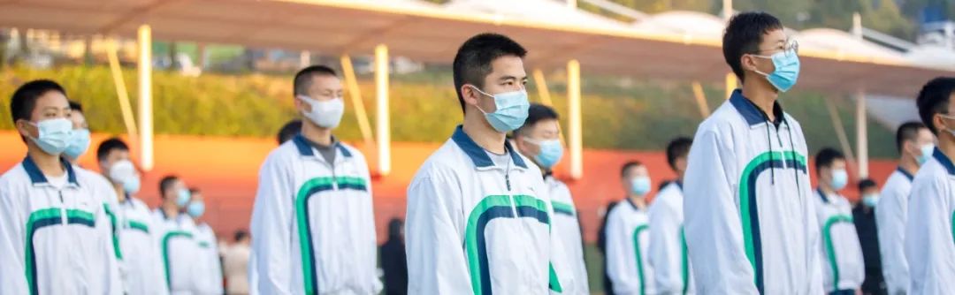 千名学生传递巨幅国旗,开学典礼百人传旗