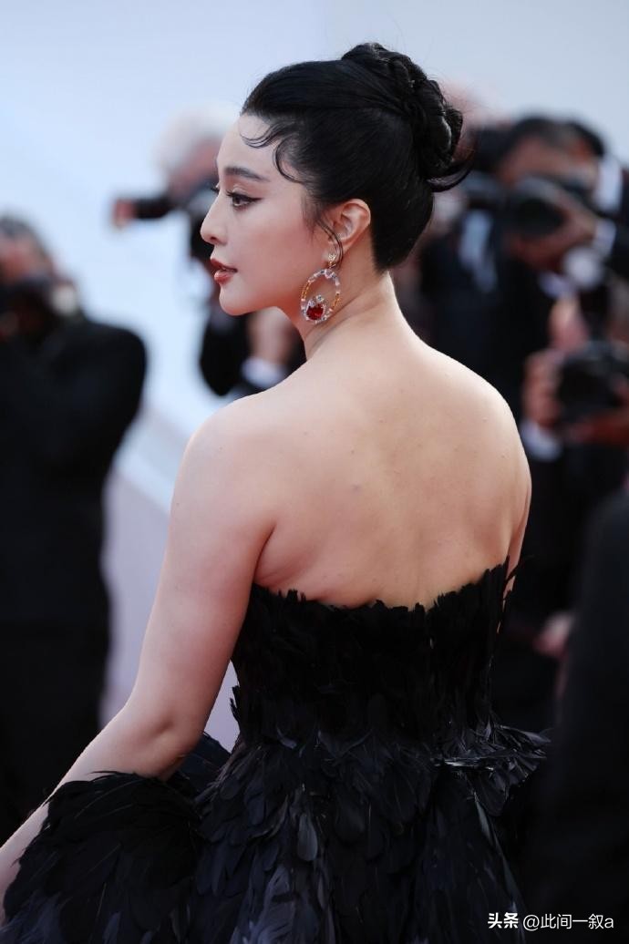 “大秀*光春**”还不害臊,深V露背都不遮掩,这群女明星全员养眼!