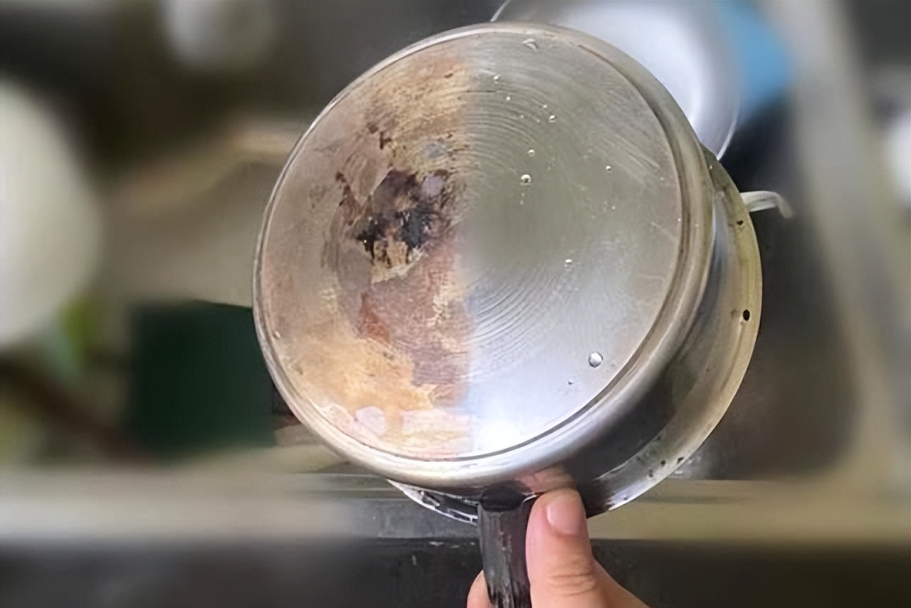 不锈钢锅怎么用才不发黄发黑,用什么擦不锈钢锅不会黑