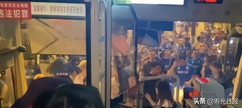 火爆！三镇球迷赛后围堵泰山远征军大巴，齐声要求道歉，有人投掷杂物