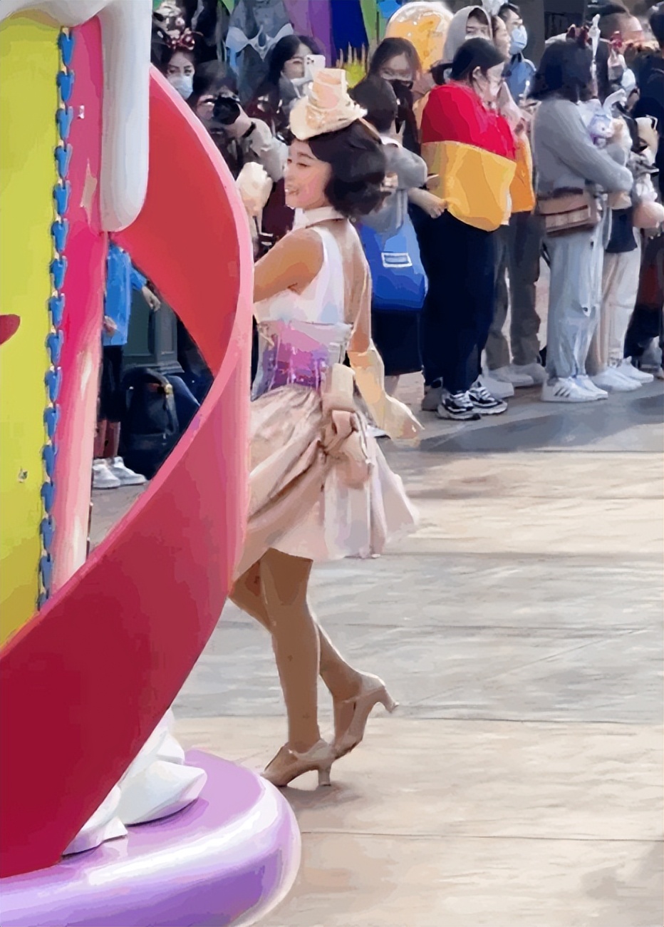 李咏女儿首次公开亮相,李咏女儿照片惹争议