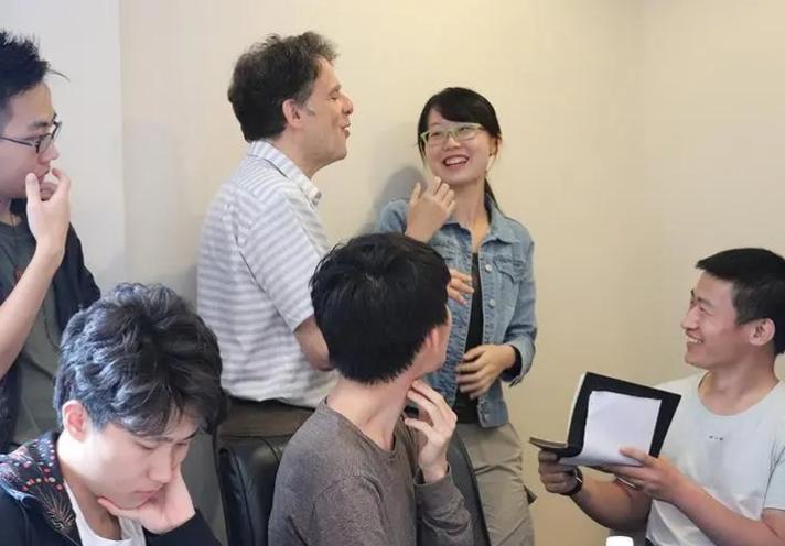 让董宇辉出国留学,俞敏洪的建议引来不少关注,国外教育有啥优势