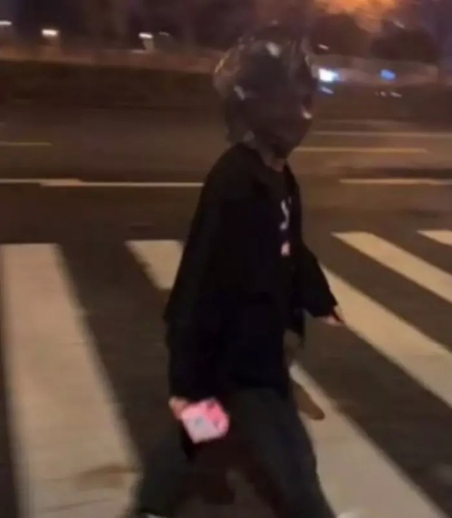 老公帮老婆买卫生巾的搞笑视频,男生帮女生买卫生巾搞笑版