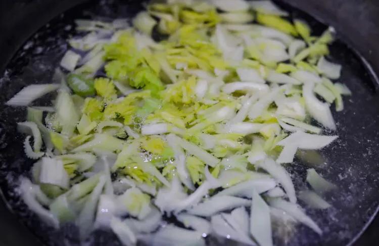 夏天大家喜欢吃的凉拌菜快来看看,家常菜适合夏天做的一道凉拌菜